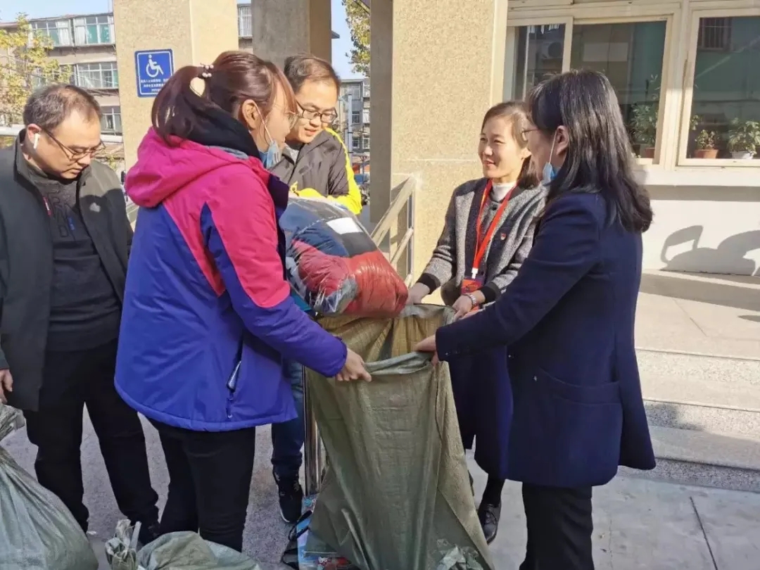 初冬送温暖.真情暖人心(图2)