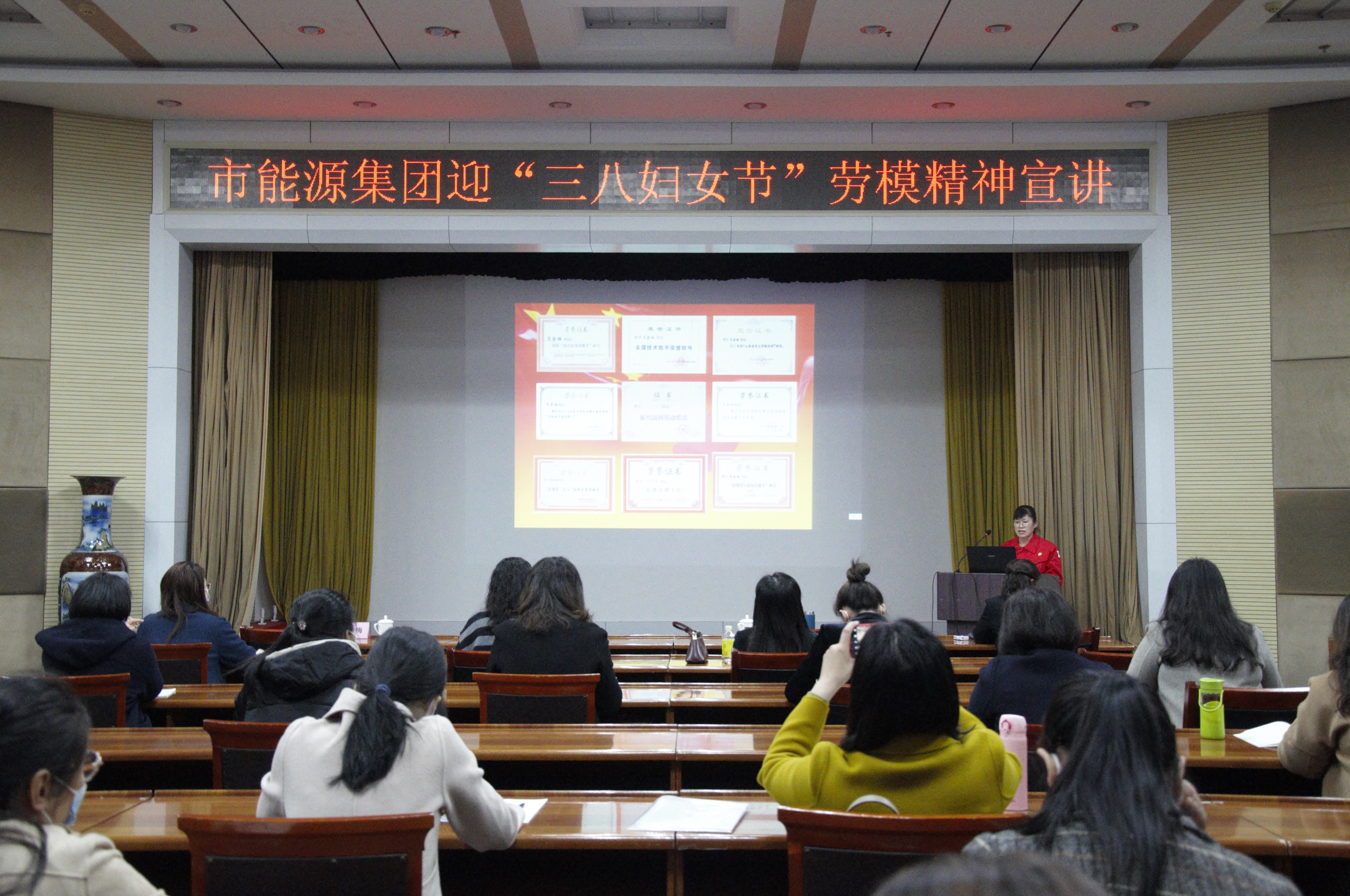 情满三月天  巾帼心向党(图3)