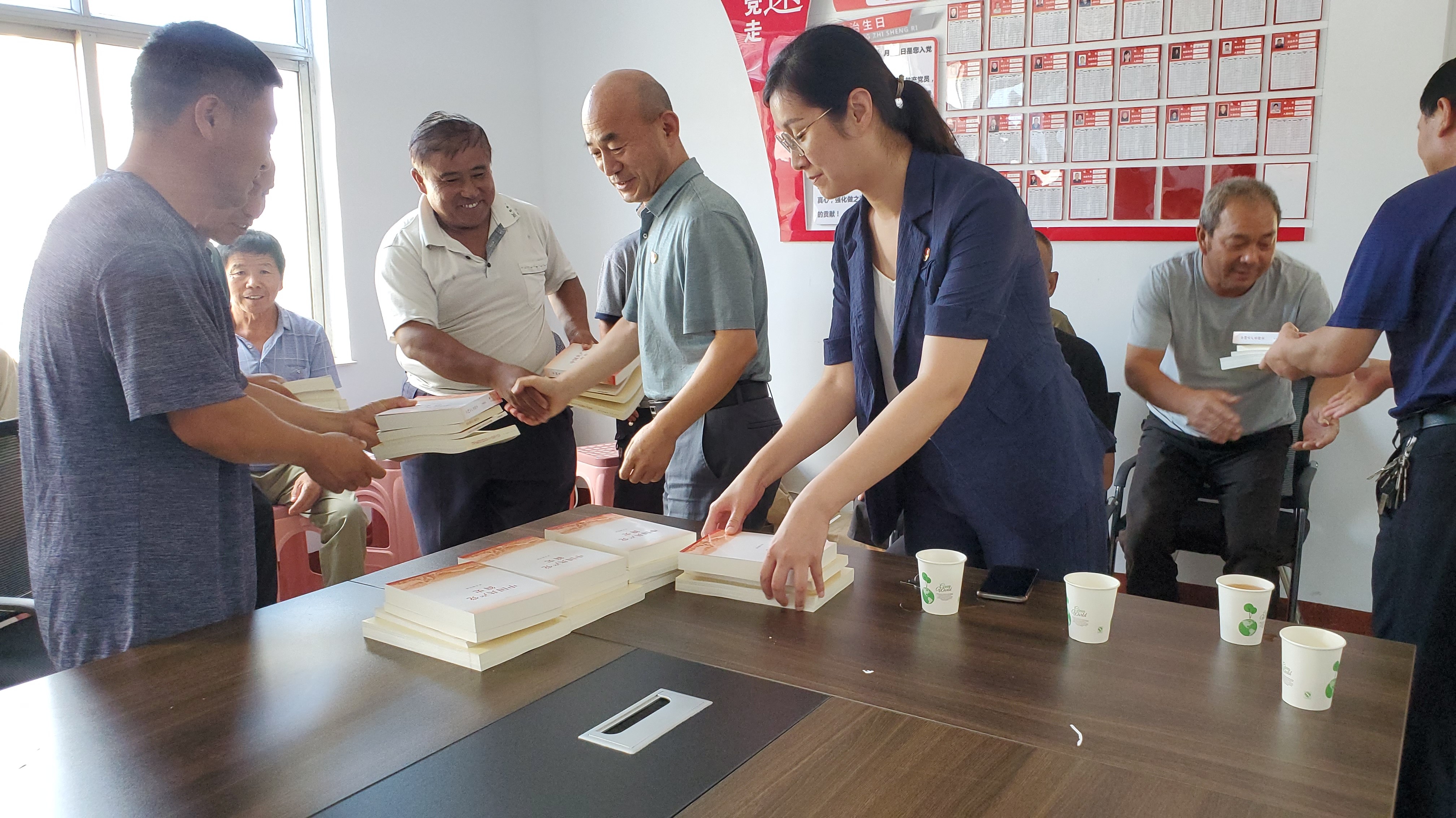 市英国beat365官方网站入口中文版集团赴帮扶村北邢村开展捐赠党史学习教育书籍活动(图1)