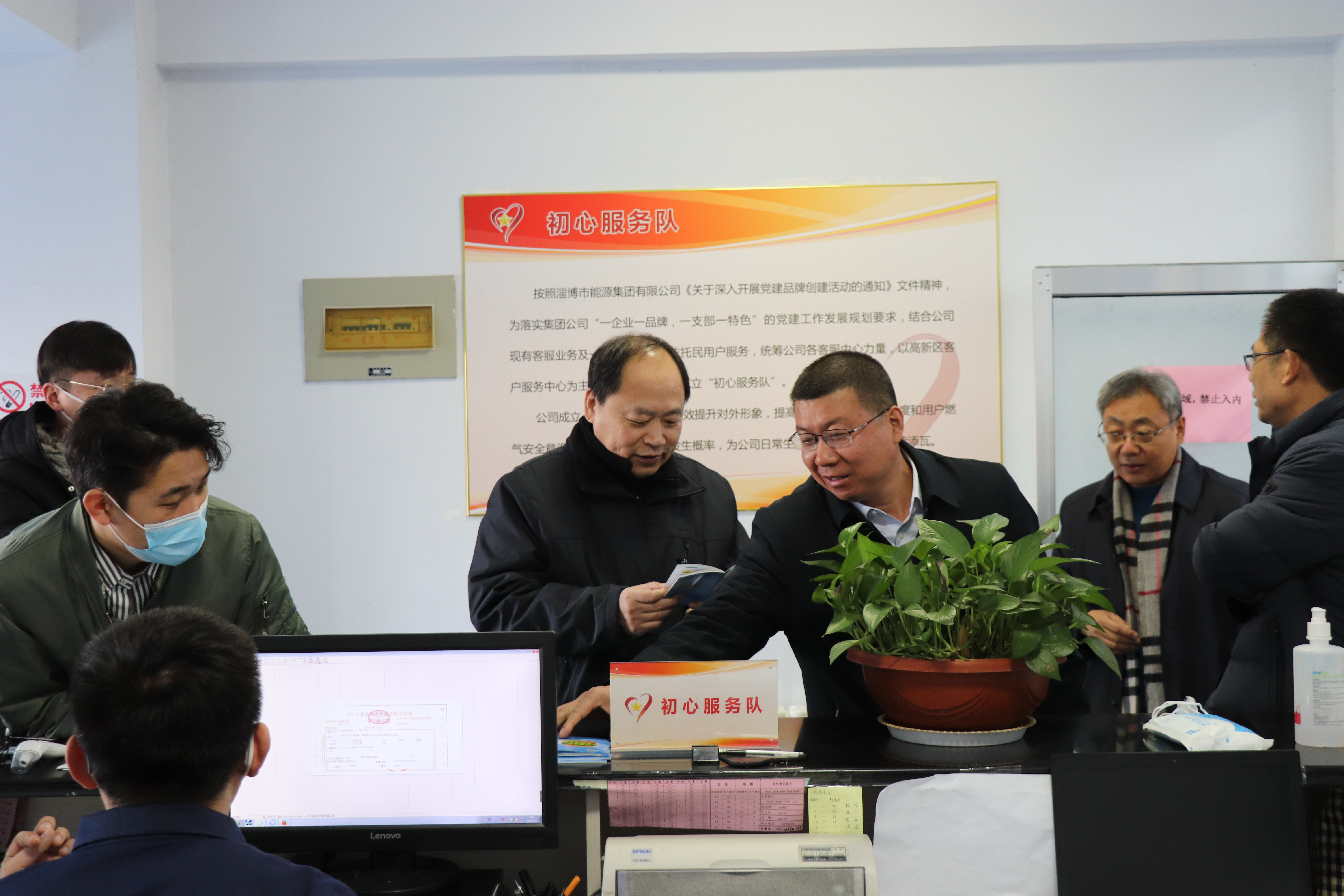 市英国beat365官方网站入口中文版集团汪德刚一行春节假期看望慰问坚守岗位员工(图2)