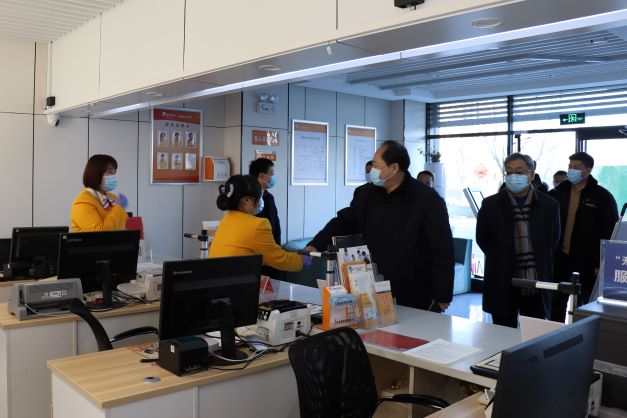 市英国beat365官方网站入口中文版集团汪德刚一行春节假期看望慰问坚守岗位员工(图3)