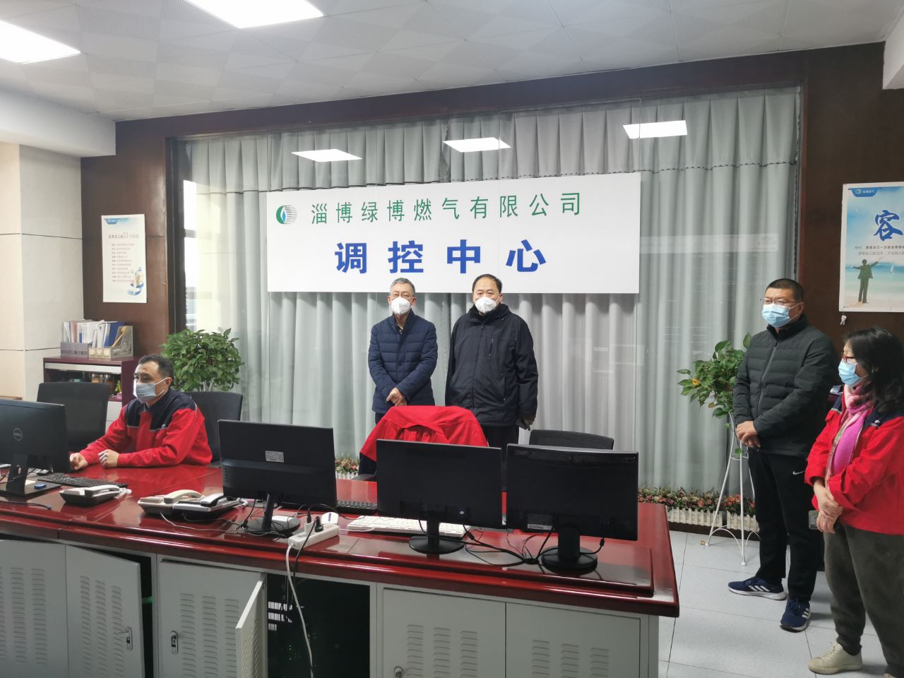 市英国beat365官方网站入口中文版集团汪德刚看望慰问春节期间值守一线干部职工(图1)