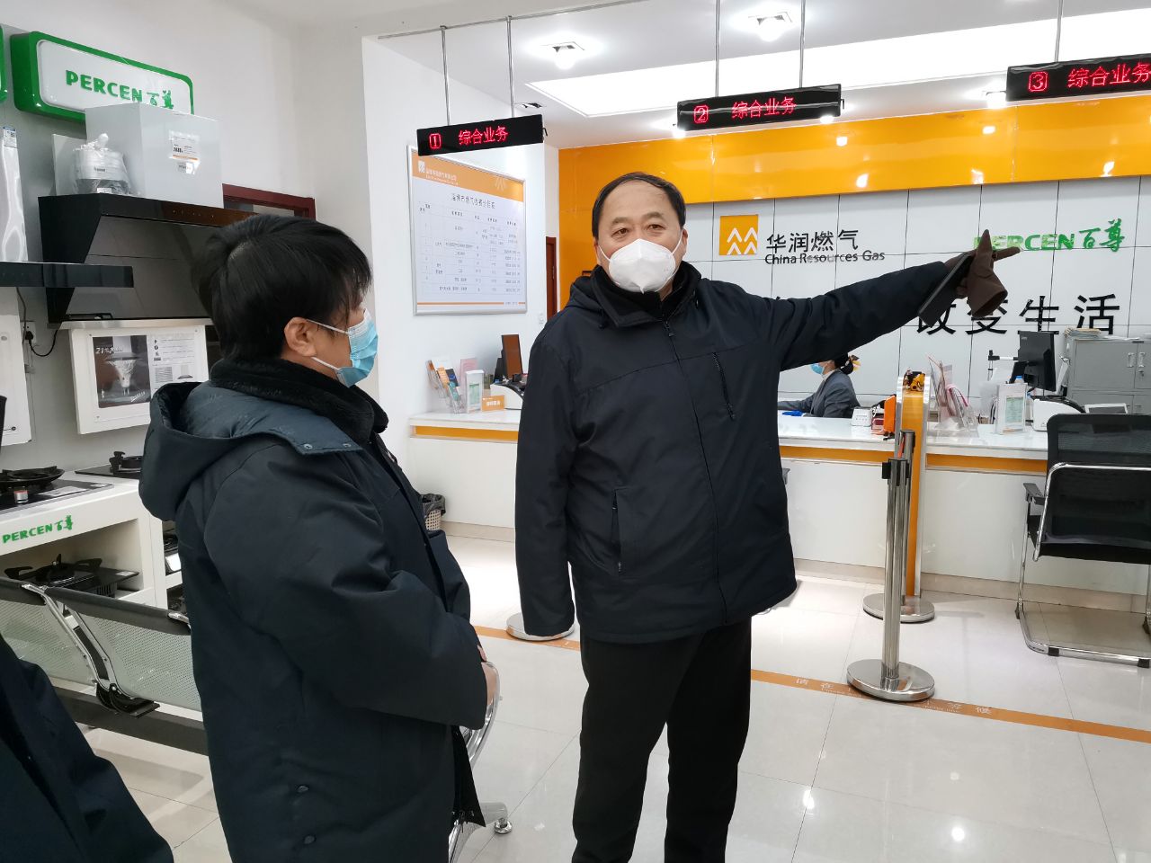 市英国beat365官方网站入口中文版集团汪德刚看望慰问春节期间值守一线干部职工(图2)