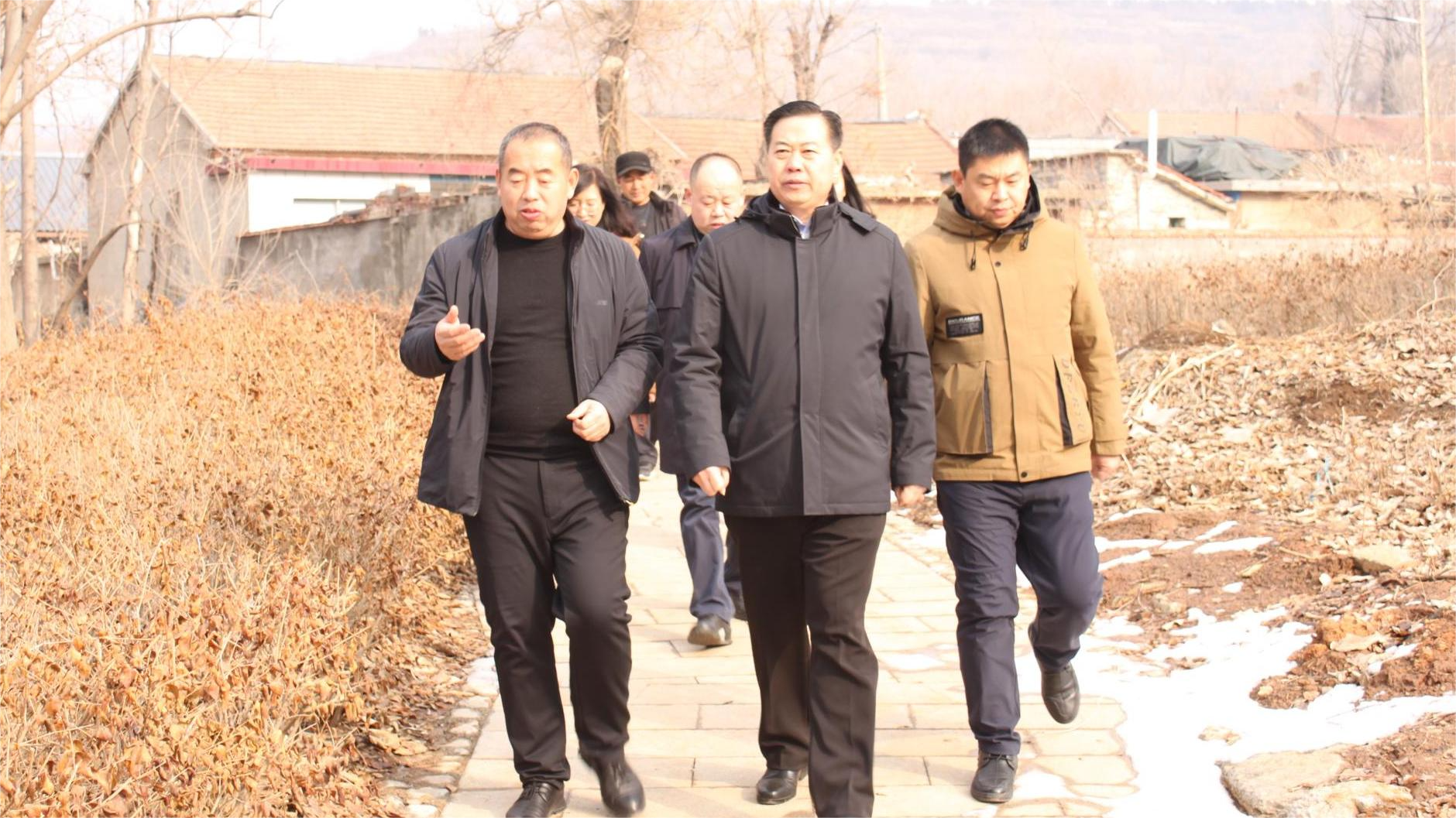 淄博市英国beat365官方网站入口中文版集团领导班子赴定点帮扶村开展春节走访慰问活动(图1)